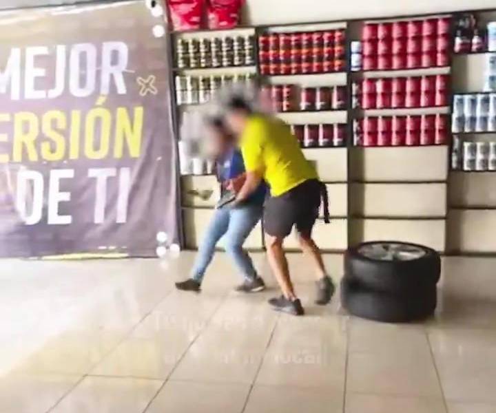(VIDEO) Agreden a funcionaria de Arcsa durante inspección en Guayaquil