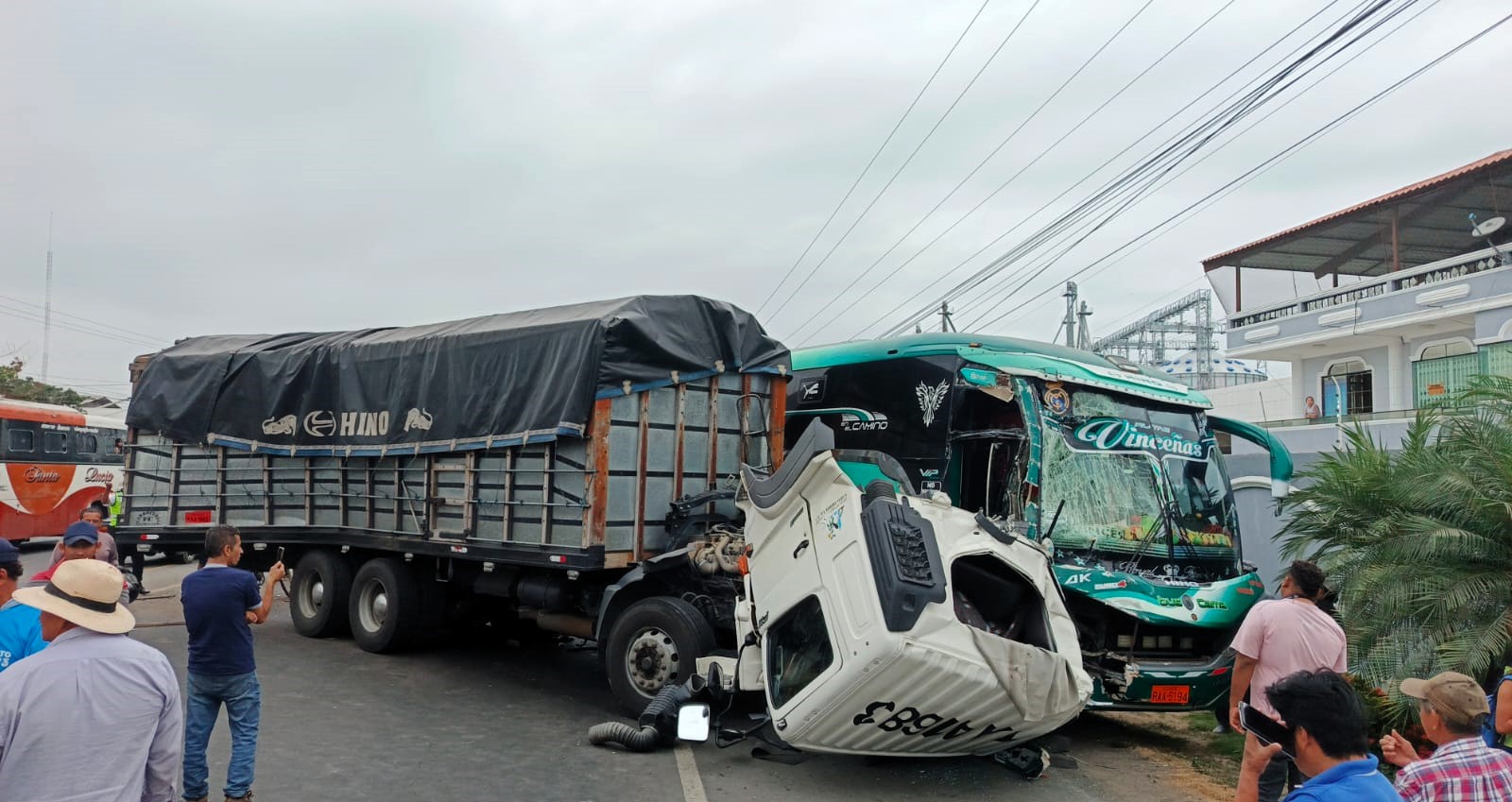 Seis personas heridas tras choque entre dos buses interprovinciales y un camión en la vía a Daule