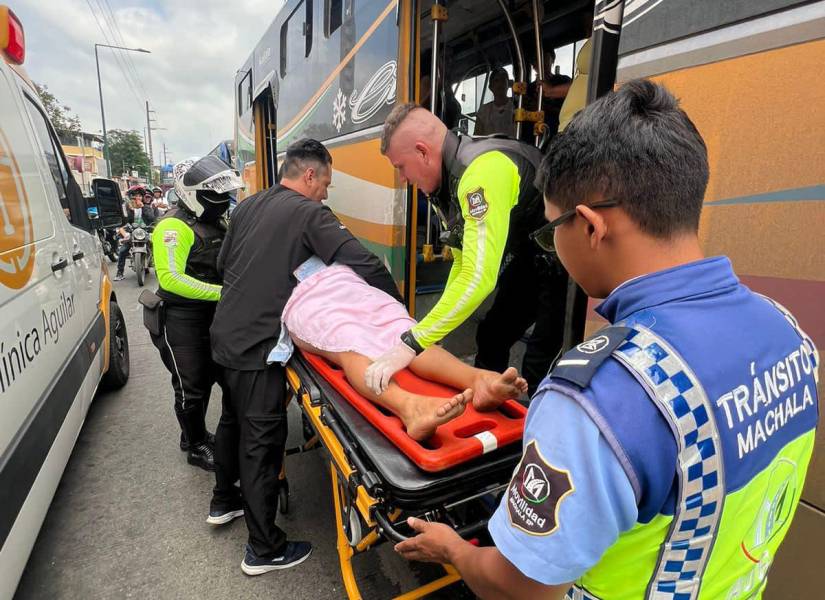 Una mujer dio a luz en un bus en Machala, pero apagones retrasaron atención y el bebé falleció