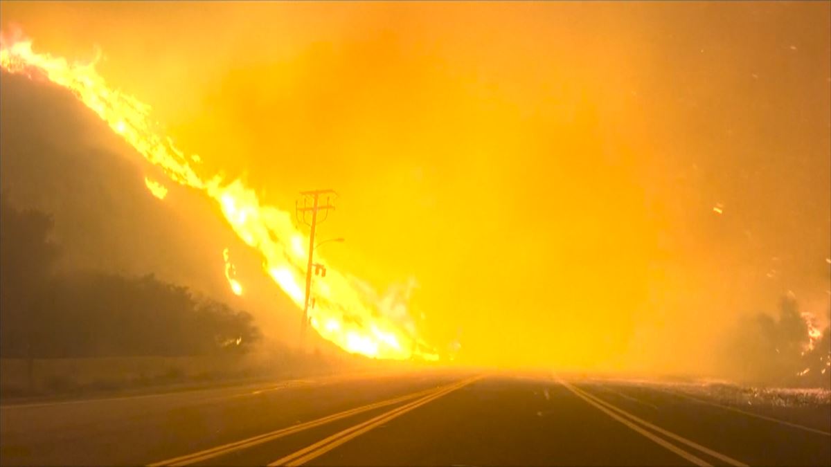 Un incendio avanza sin control y fuerza la evacuación de miles de personas en California