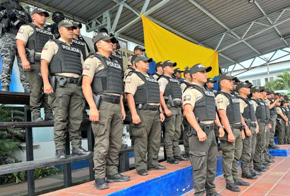 Policías y militares recibirán 30.000 cascos y chalecos