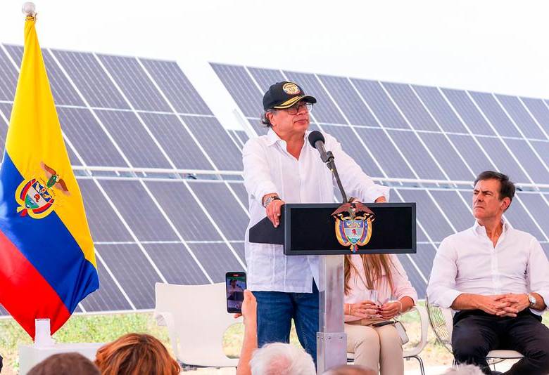 Gobierno de Colombia celebra la apertura de la planta de energía solar más grande del país