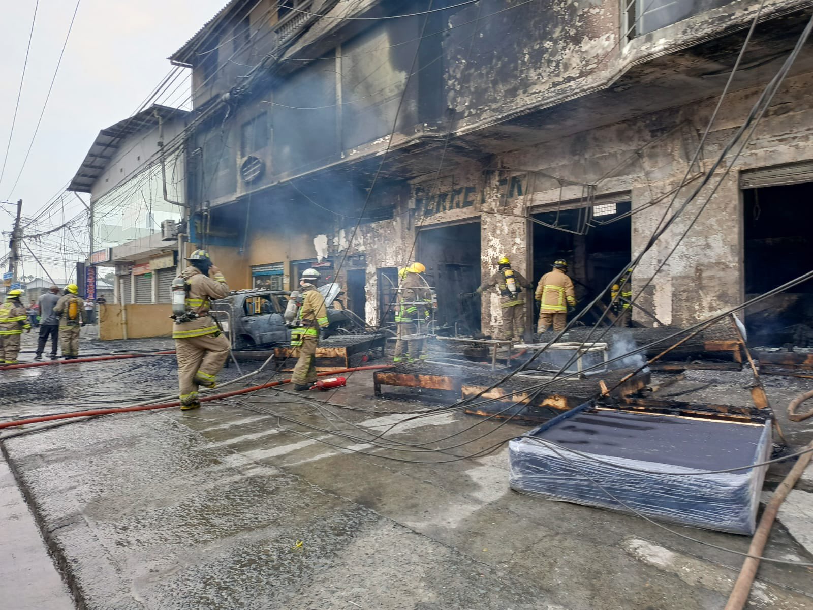 Incendio consumió local de venta de colchones y dejó dos fallecidos en la vía a Daule, en Guayaquil
