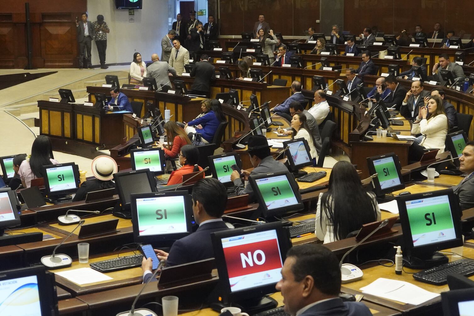 Pleno de la Asamblea Nacional censuró a la exministra de Energía y Minas por incumplimiento de funciones