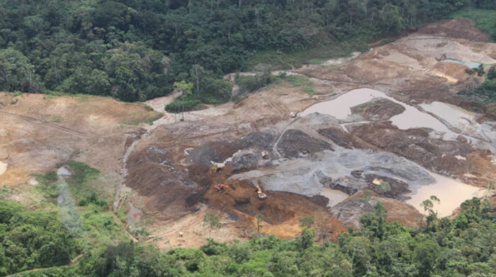 Ministro de Defensa de Perú visitó frontera con Ecuador por denuncias de minería ilegal