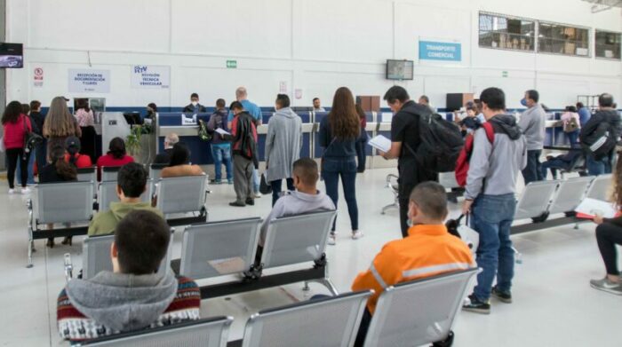 Caos en Ecuador por trámites vehiculares: Usuarios desesperan por "intermitencias" en sistema de la ANT