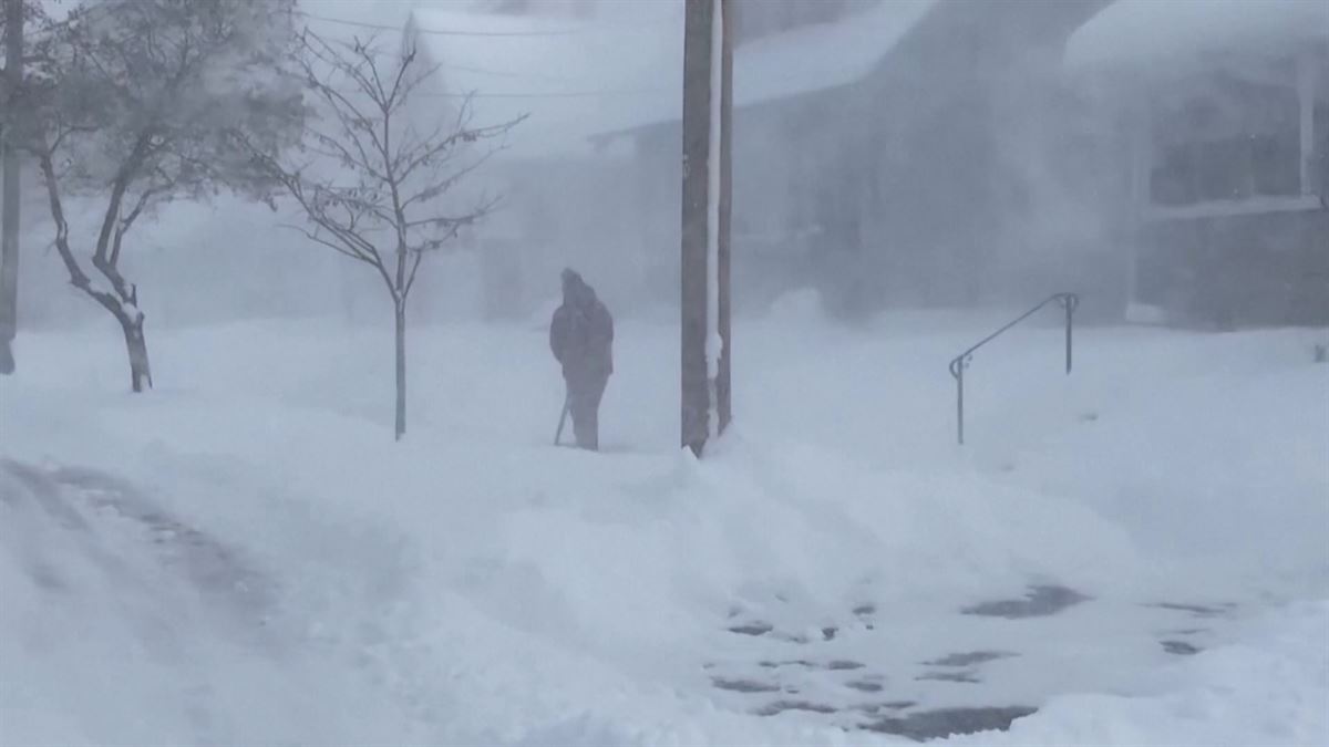 Tormenta de nieve pega fuerte en el centro de EE.UU., y provoca la cancelación de miles de vuelos (VIDEO)
