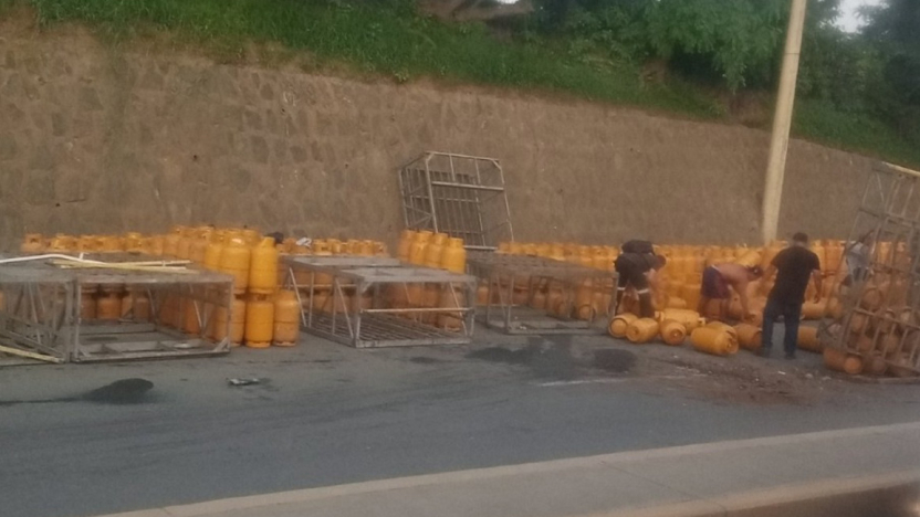 Caos y tráfico vehicular en la vía a Daule por decenas de tanques de gas regados en la calzada