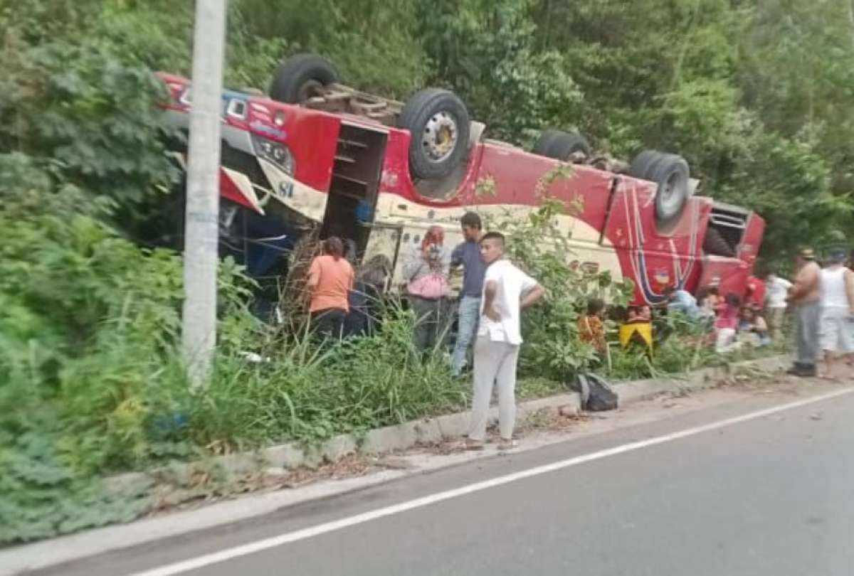 Un bus se volcó en la bajada del cerro Junín en Manabí