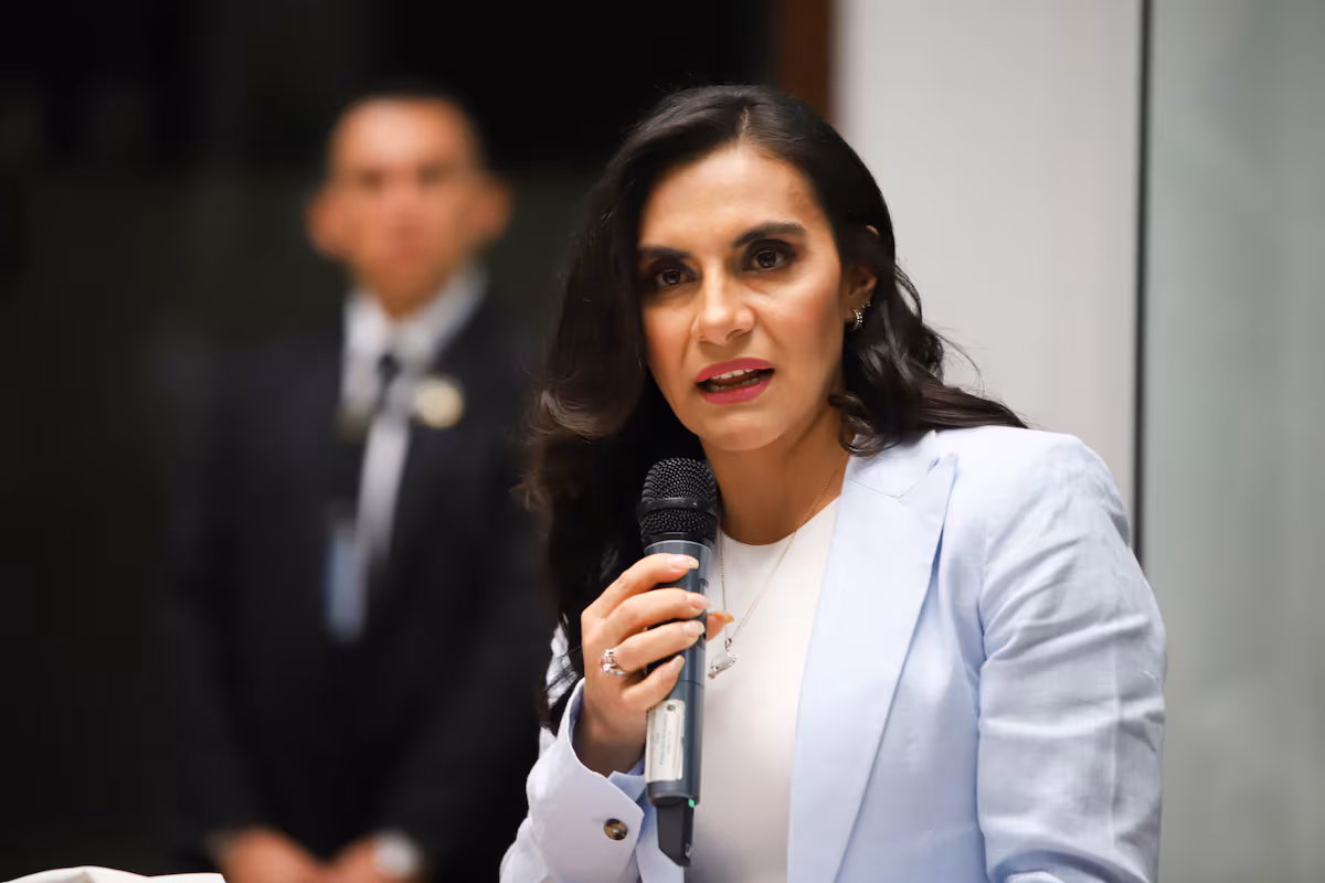 Vicepresidenta Verónica Abad califica de «herejía jurídica» a decreto de Daniel Noboa