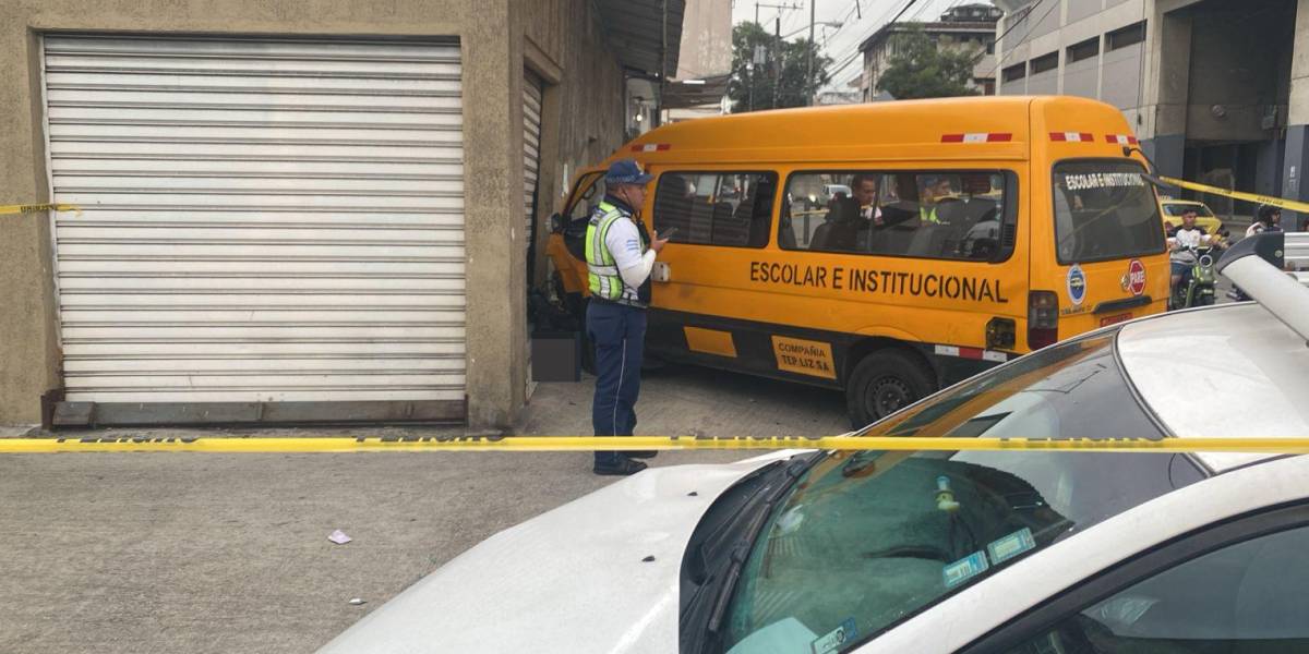 Una mujer muere en Guayaquil tras ser arrollada por un expreso que había sido impactado previamente por un auto