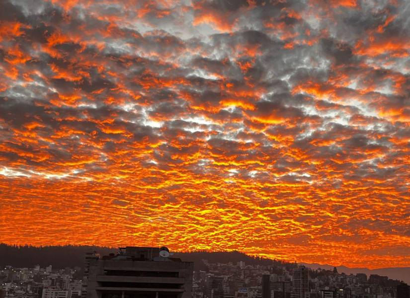 El cielo de Quito se pintó de naranja la mañana del 23 de enero