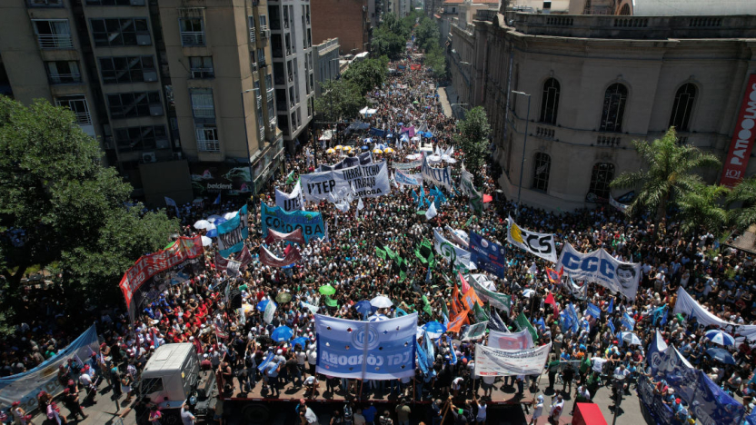 Se movilizan en Argentina contra políticas de ajuste de Milei