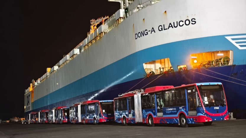 Llegan a Manta 59 trolebuses eléctricos que se usarán en Quito