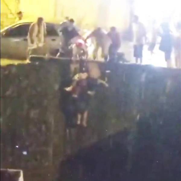 Un niño murió ahogado tras caer en un canal, durante lluvia torrencial en Guayaquil