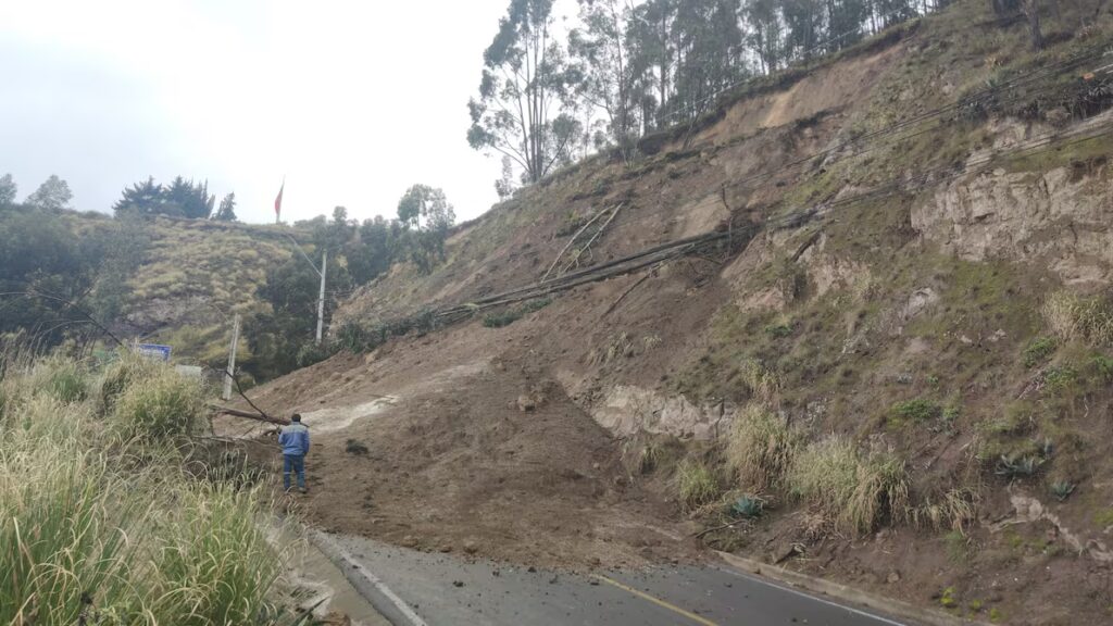 Paredes caídas, deslizamientos… estas son las afectaciones por la lluvias de este 13 de febrero 5 Paredes caídas, deslizamientos… estas son las afectaciones por la lluvias de este 13 de febrero