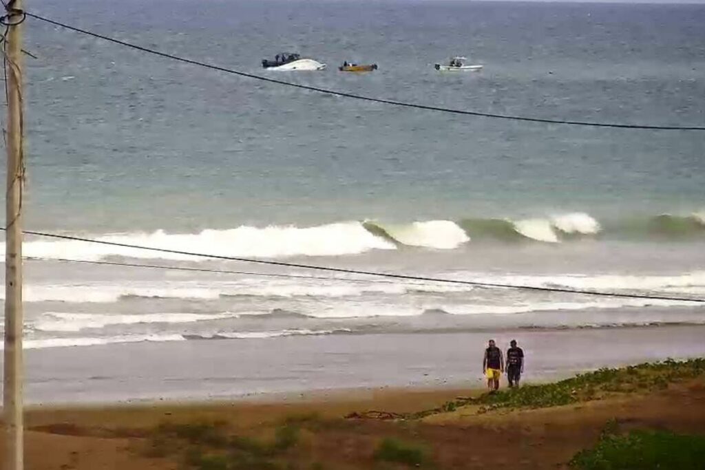 Rescatan a 30 personas tras naufragio de una embarcación en Manta