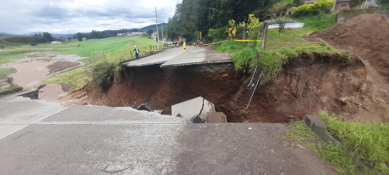 Vía Cuenca-Girón-Pasaje tiene dos hundimientos y está inhabilitada