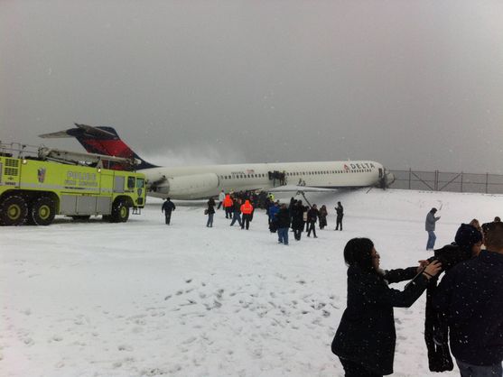 Impactantes imágenes de un avión que se estrelló en el Aeropuerto Internacional de Toronto