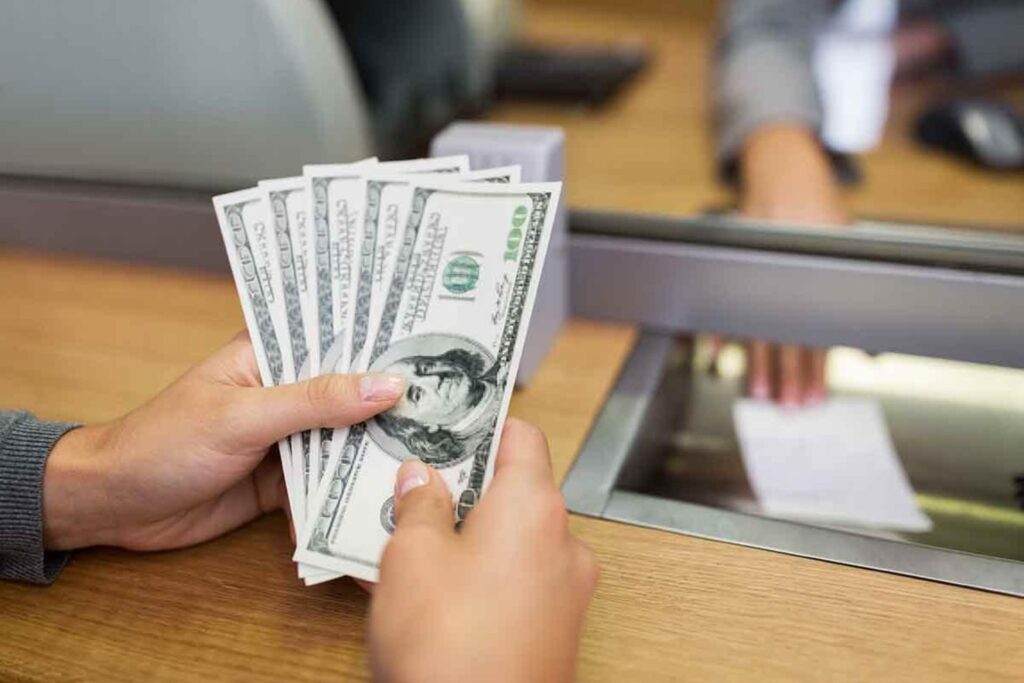 Bancos de Ecuador rompen récord de utilidades, mientras la economía sigue en crisis 6 Bancos de Ecuador rompen récord de utilidades, mientras la economía sigue en crisis