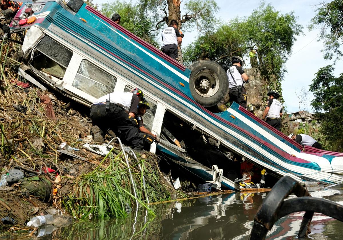 Accidente de bus que cayó por un abismo a un río contaminado con aguas residuales deja más de 50 de muertos en Guatemala