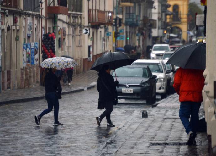 Fuerte aguacero y truenos sorprenden en Quito este lunes 10 de febrero del 2025