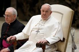 Papa Francisco confiesa que aún no puede hablar bien y pide a un sacerdote leer su discurso en audiencia semanal en el Vaticano