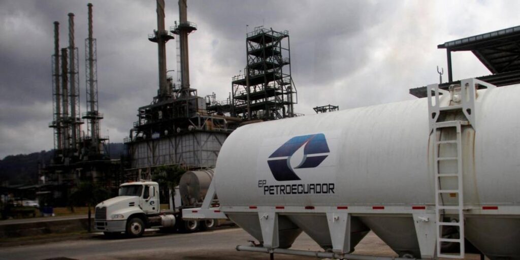 Petroecuador negocia la incorporación de hasta 2 000 empleados a su nómina en su nuevo contrato colectivo 6 Petroecuador negocia la incorporación de hasta 2 000 empleados a su nómina en su nuevo contrato colectivo