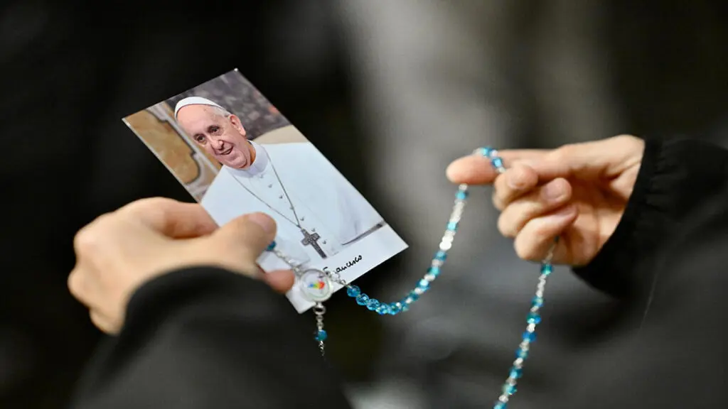Papa Francisco pasó una noche tranquila pero sigue en estado crítico