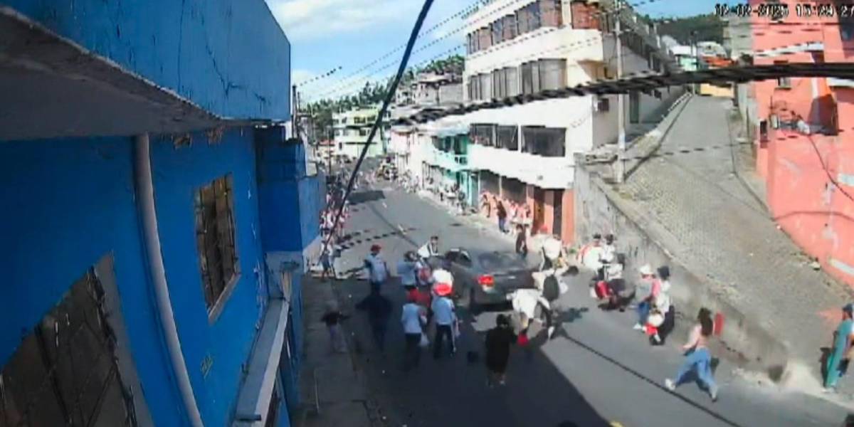 Un conductor atentó contra los integrantes de una banda estudiantil en Quito