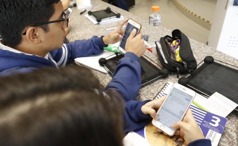 Solo los estudiantes de bachillerato podrán usar celulares durante las clases con fines pedagógicos