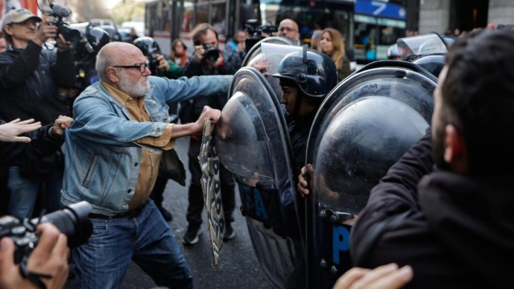 Argentina: Policía reprime a jubilados y manifestantes 3 Argentina: Policía reprime a jubilados y manifestantes