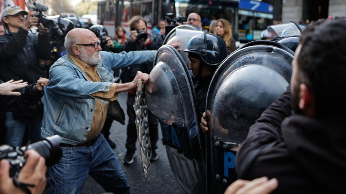 Argentina: Policía reprime a jubilados y manifestantes