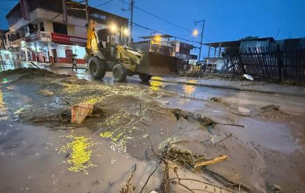 Lluvias en Ecuador: En Manta, el agua llega hasta la cintura tras el desbordamiento de ríos