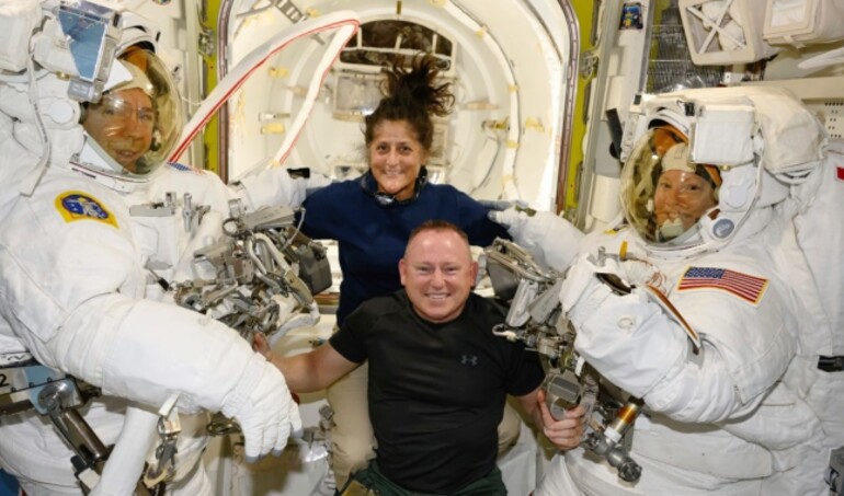 Astronautas de la EEI regresaron a la Tierra después de nueve meses por fallos en su nave