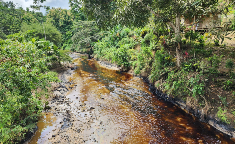 Una mancha de crudo contaminó tres pozos de captación de agua en Esmeraldas