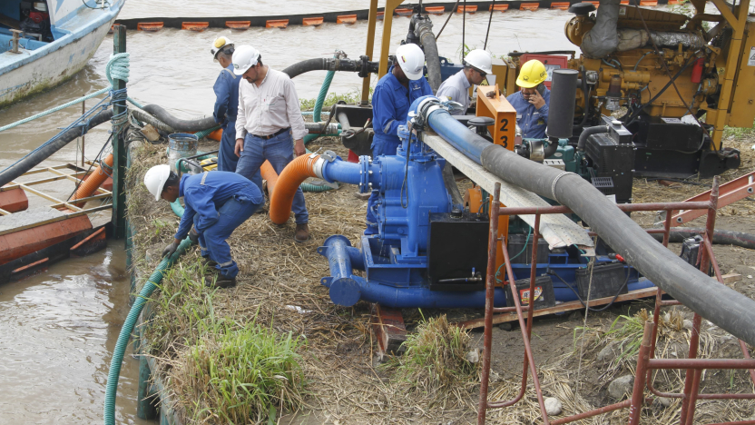 Esmeraldas reanudan el abastecimiento de agua potable después del derrame de petróleo