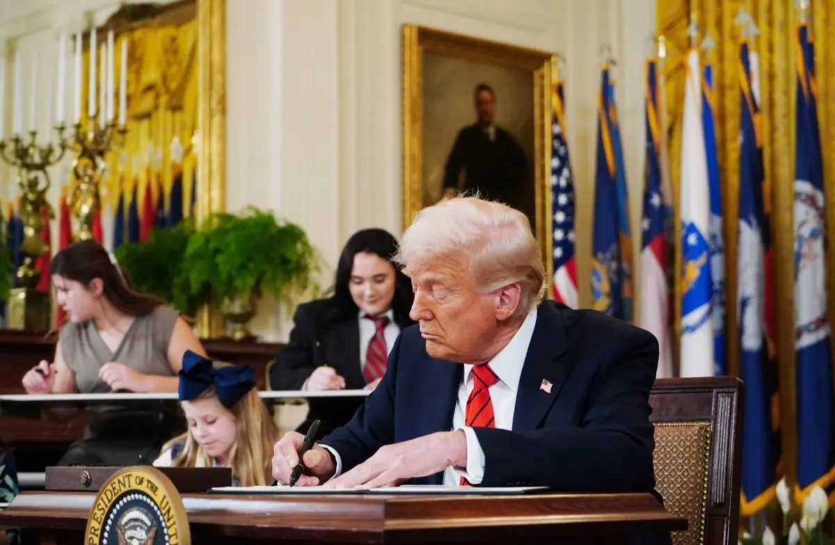 Trump amenaza con imponer tarifas aduaneras del 25% a naciones que adquieran petróleo de Venezuela.