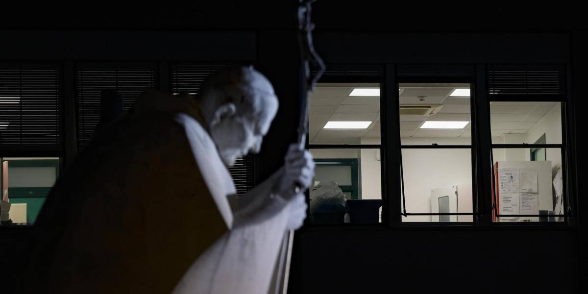 El Papa Francisco deja de usar máscara de oxígeno y la infección está controlada