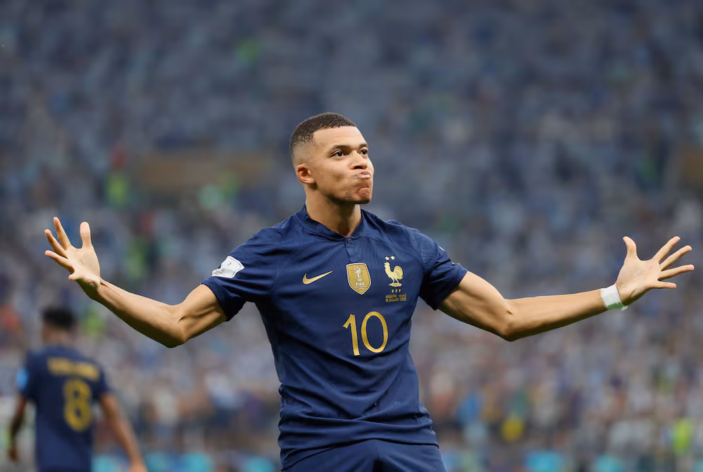 Mbappé vuelve con Francia 6 meses después