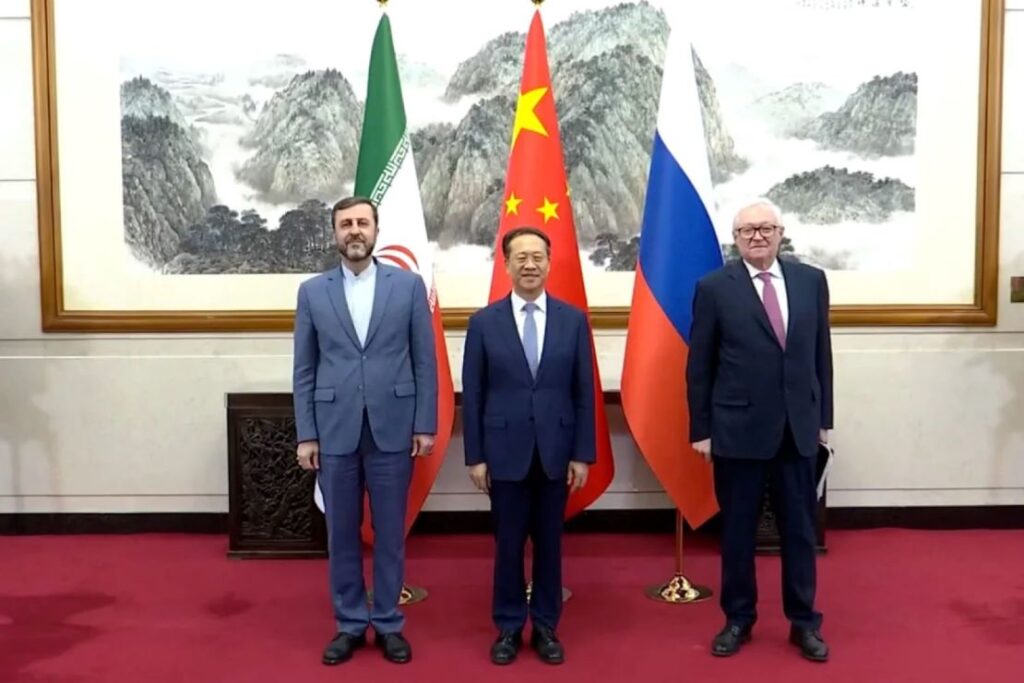 China, Rusia e Irán expresan su rechazo a la finalización de las sanciones. 8 China, Rusia e Irán expresan su rechazo a la finalización de las sanciones.