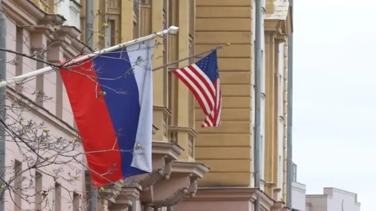 Kremlin afirma que Rusia y Estados Unidos trabajan en la resolución del conflicto ucraniano