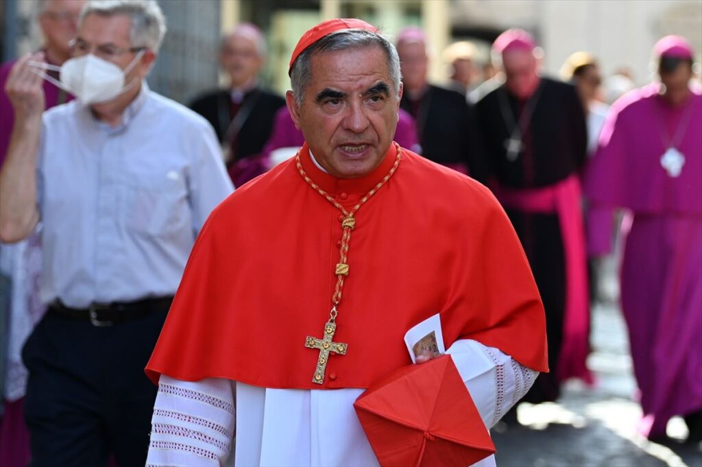 El cardenal condenado por corrupción, Angelo Becciu, renuncia a participar en el cónclave