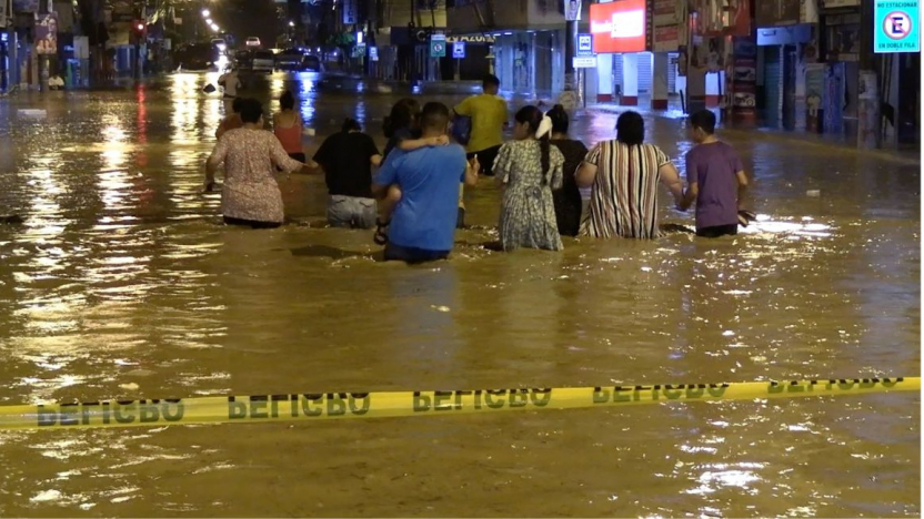 ‘Invertí más de 20 000 dólares en mercadería y todo está bajo el agua’, dice comerciante de Santa Ana, en Manabí