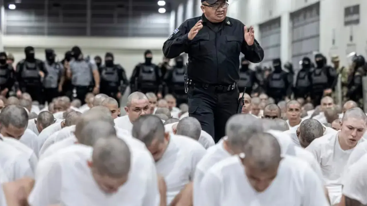 Abogados califican encarcelamiento de venezolanos en El Salvador como crimen de lesa humanidad