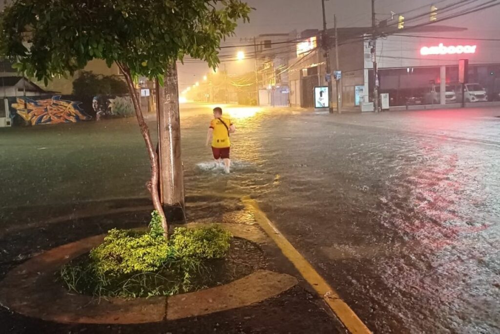 Guayaquil soportó lluvias por 13 horas entre el 1 y 2 de abril, con 65 sectores inundados