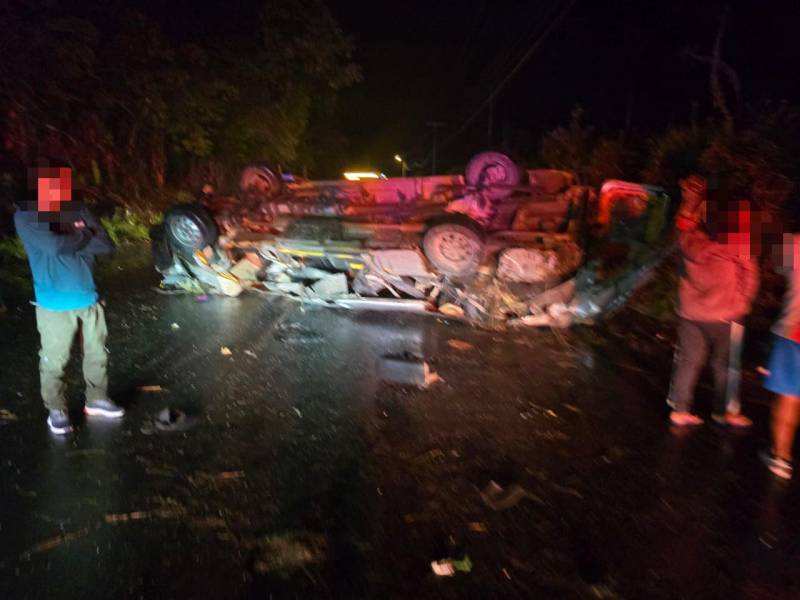 Un choque entre una furgoneta y un tráiler deja al menos cuatro fallecidos y cinco heridos en Morona Santiago
