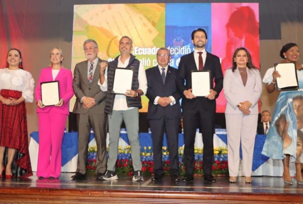 CNE entregó credenciales a asambleístas y parlamentarios andinos 2 CNE entregó credenciales a asambleístas y parlamentarios andinos