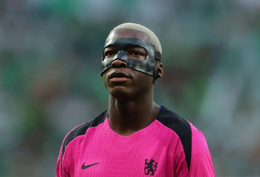 Moisés Caicedo sorprende con nuevo look en la final de la Conference