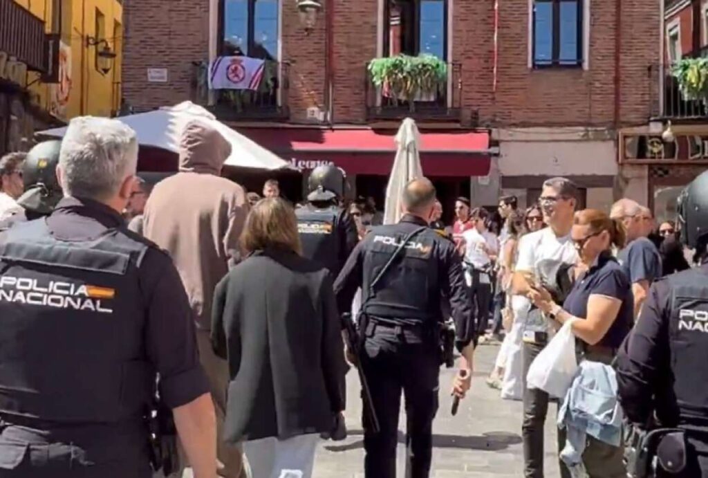 Gerard Piqué y Clara Chía fueron abucheados en España 5 Gerard Piqué y Clara Chía fueron abucheados en España
